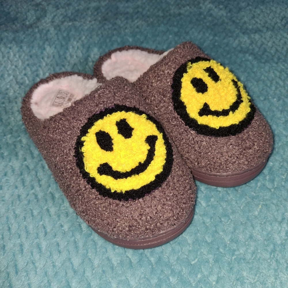 Happy face plush Slippers for a toddler girl